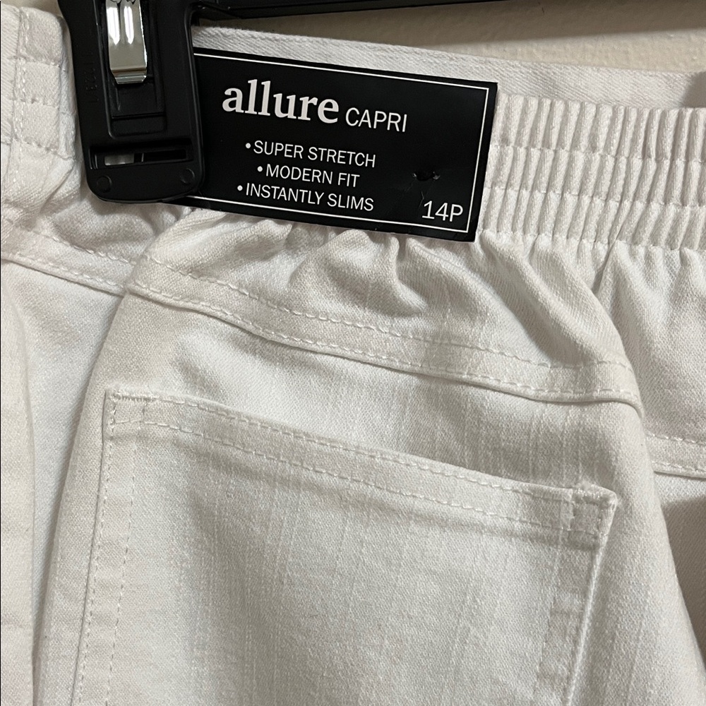 Alfred Dunner Blue Bayou White Capris with Embroidered Detail Elastic Waist 14P - Picture 10 of 14